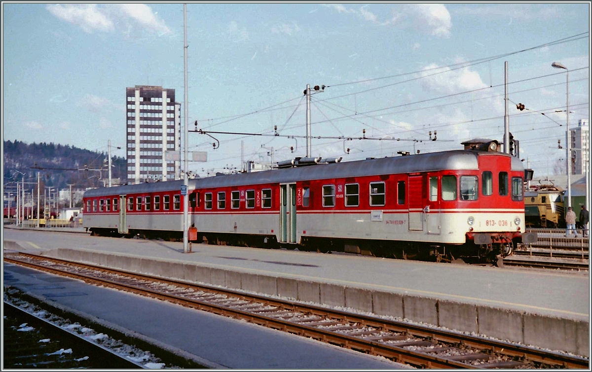 Der SZ 813 036 mit Beiwagen wartet in Ljubljana auf Fahrgste.
Scan/Mrz 1995 