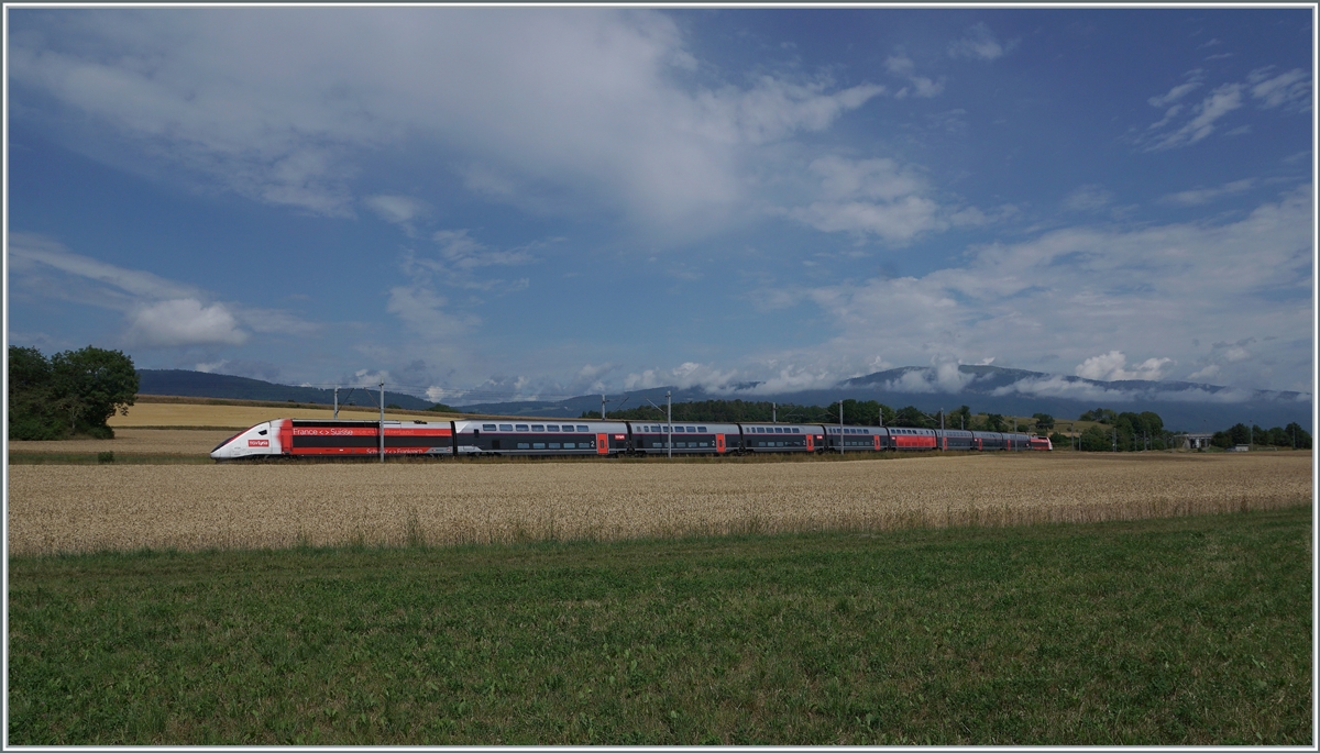 Der TGV 4725 ist als TGV Lyria 9261 kurz nach Arnex von Paris Gare de Lyon nach Lausanne unterwegs und somit schon fast am Ziel seiner Fahrt. 

4. Juli 2022
