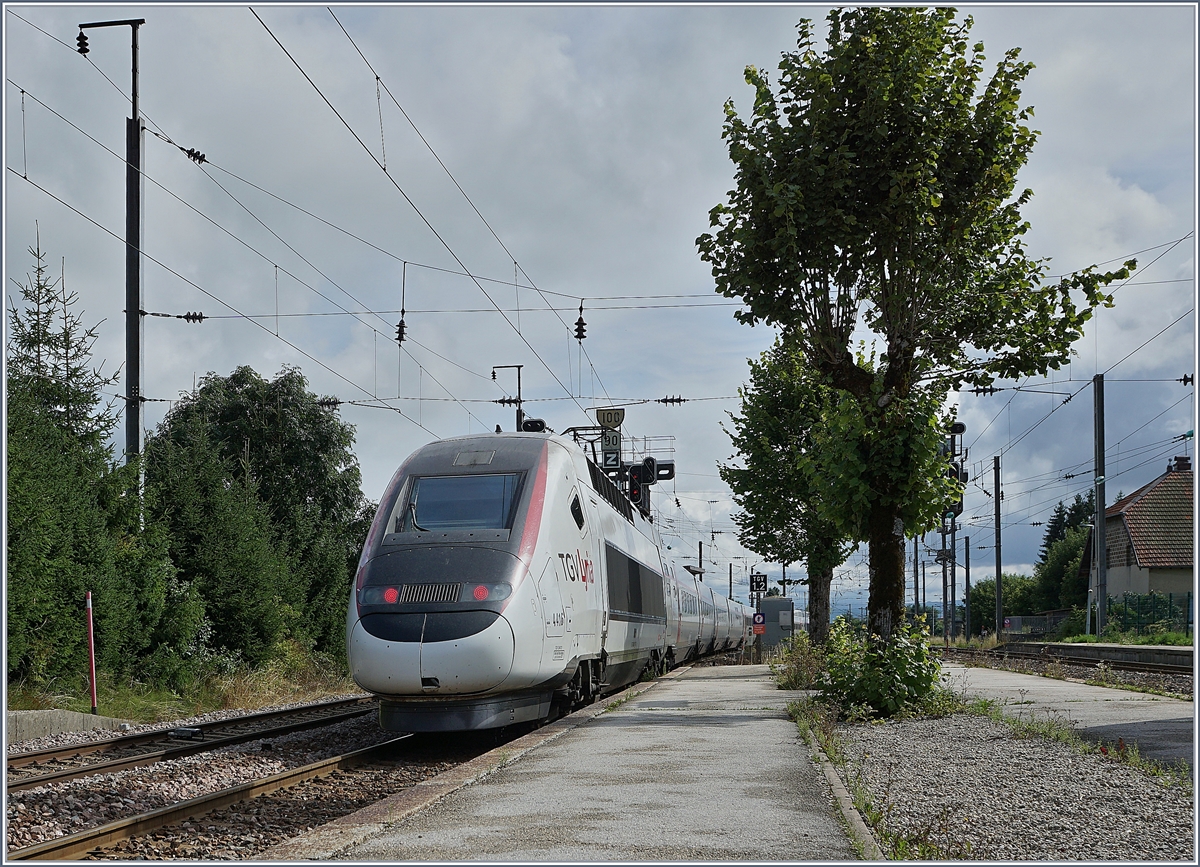 Der TGV Lyria 4416 von Paris nach Lausanne verlässt Frasne. 

13. Aug. 2019