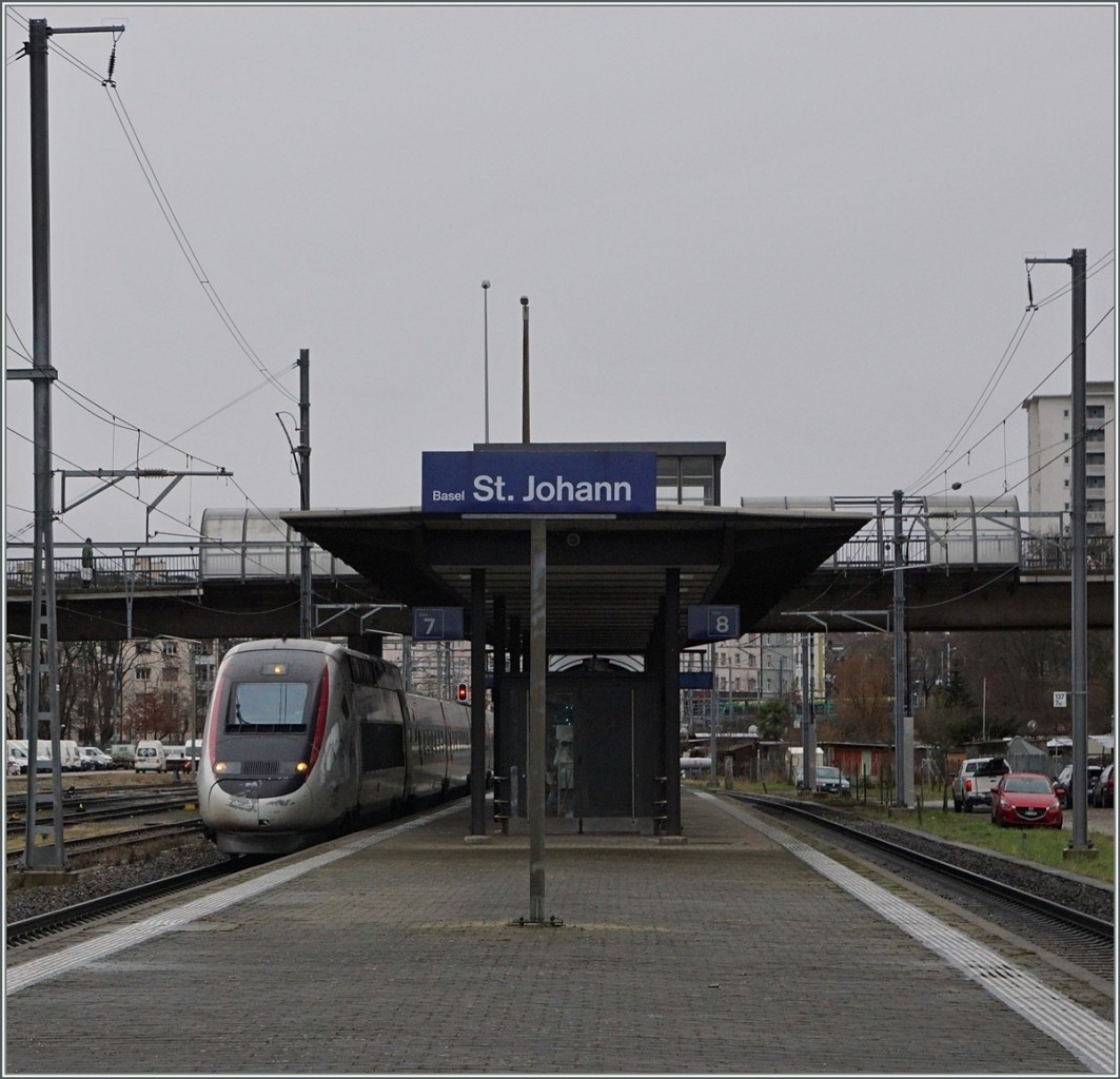 Der TGV Lyria 9214 von Bern nach Paris fährt in Basel St.Johann durch und erreicht in Kürze das Elsass und somit Frankreich. 
5. März 2016