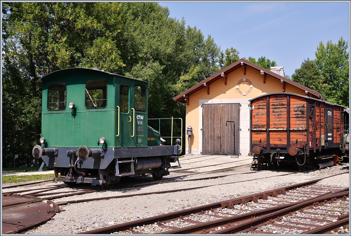 Der Tm I 102 (230 320-4) bei der CTVJ (Compagnie du Train à Vapeur de la Valée de Joux in Le Pont. Traktoren dieser Art gab es früher an vielen kleineren und mittleren Station, wo sie den Rangeierdienst besorgten. 

28. Aug. 2018