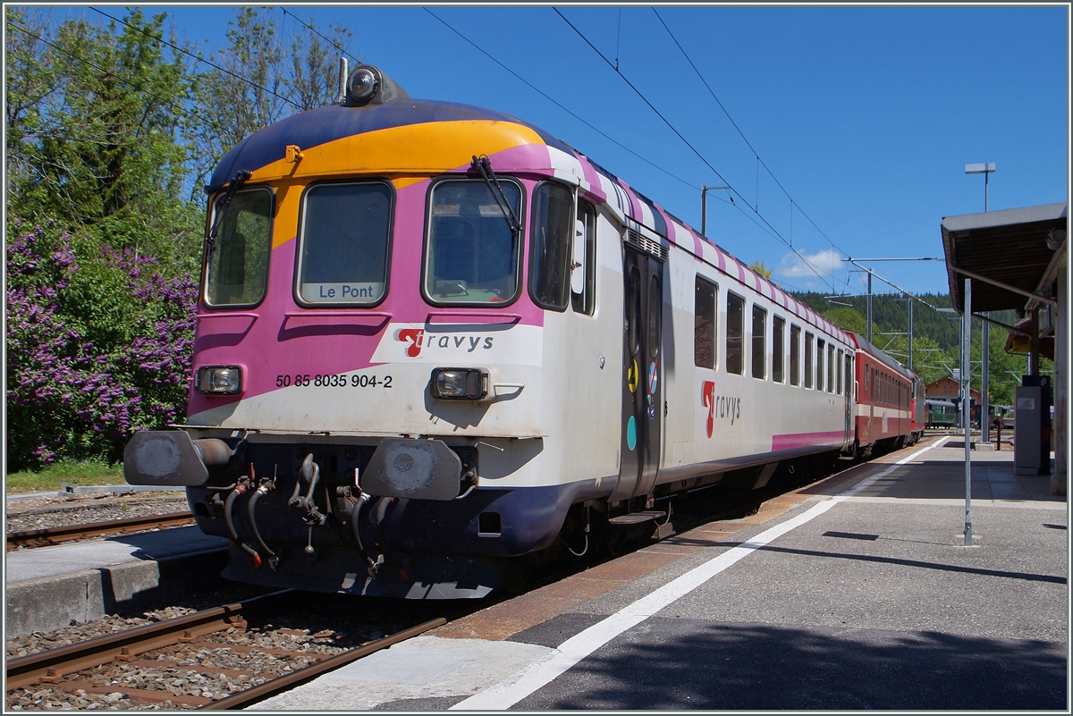 Der Travys Steuerwagen 50 85 8035 904-2 des  alten  Schülerzuges  zeigt noch weitgehend in den MThB Farben. 
Le Pont, den 3. Juni 2015