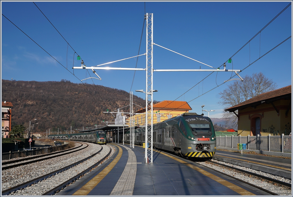 Der Trenord ETR 425 030 wartet in Porto Ceresio auf die Abfahrt nach Milano Porta Garibaldi.
5. Jan. 2019