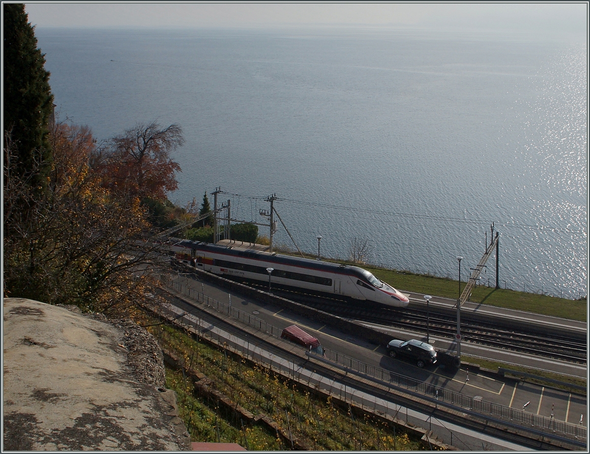 DerSBB ETR 610 als EC 32 auf der Fahrt von Milano nach Genève erreicht den Bahnhof von Rivaz. 
22.Nov. 2014