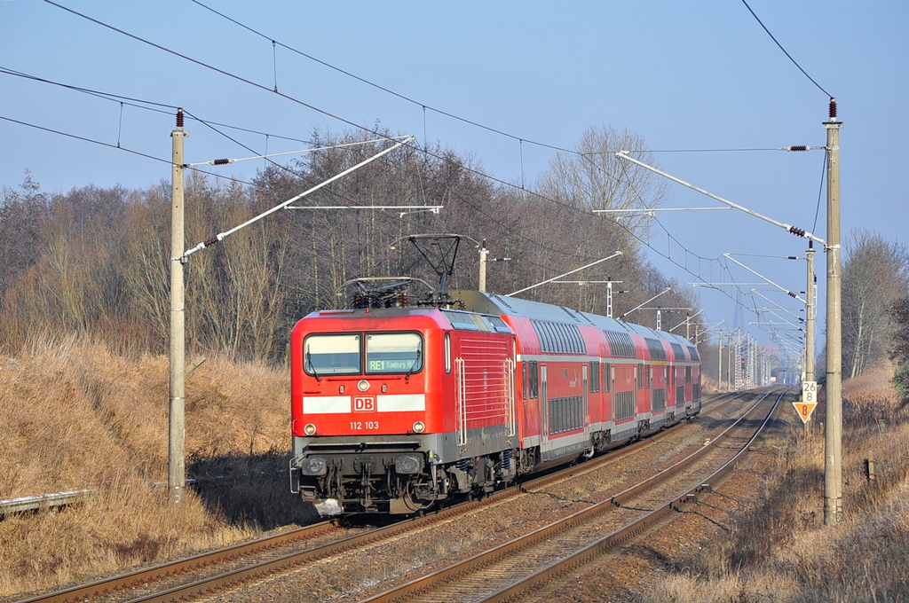 Die 112 103 fährt am  saukalten  26.01.2014 mit dem RE 4308 (Rostock-Hamburg)durch Sildemow in Richtung Schwerin.