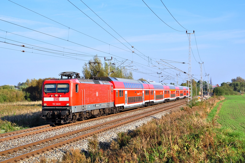 Die 112 146 ist am 17.09.2014 mit dem RE 4306 nach Hamburg unterwegs,hier in Sildemow.