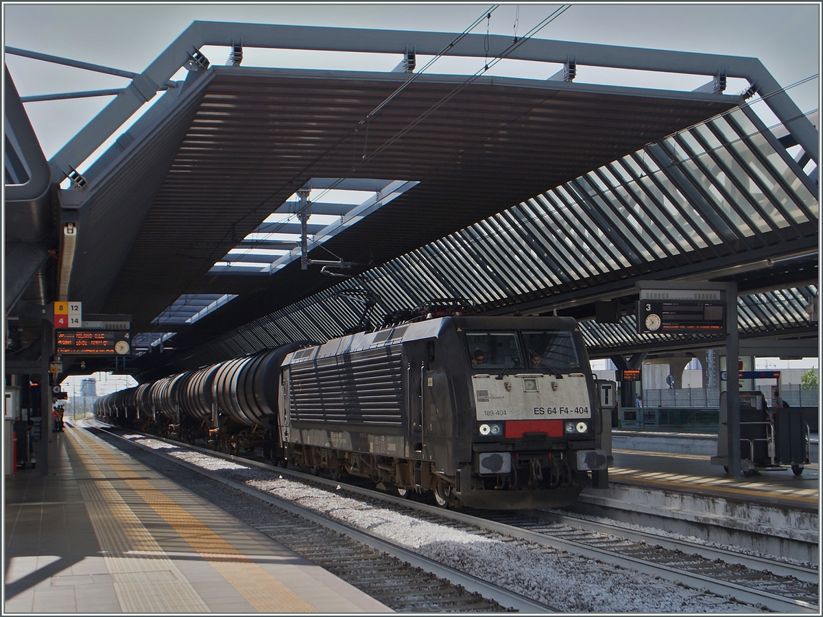 Die 189 404 (ES 64 F4 404) mit einem Güterzug in Rho Fierra EXPO Milano 2015.
22. Juni 2015