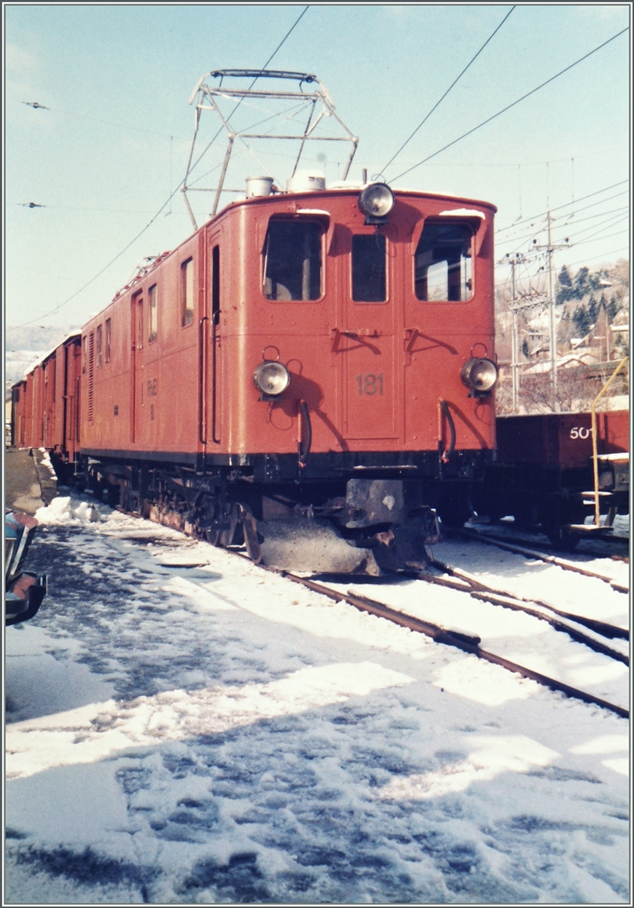 Die 1916 für die Bernina-Bahn gebaute Ge 6/6 und 1929 zur Ge 4/4 umgebaute RhB Ge 4/4 181 in Blonay. Jan. 1986
