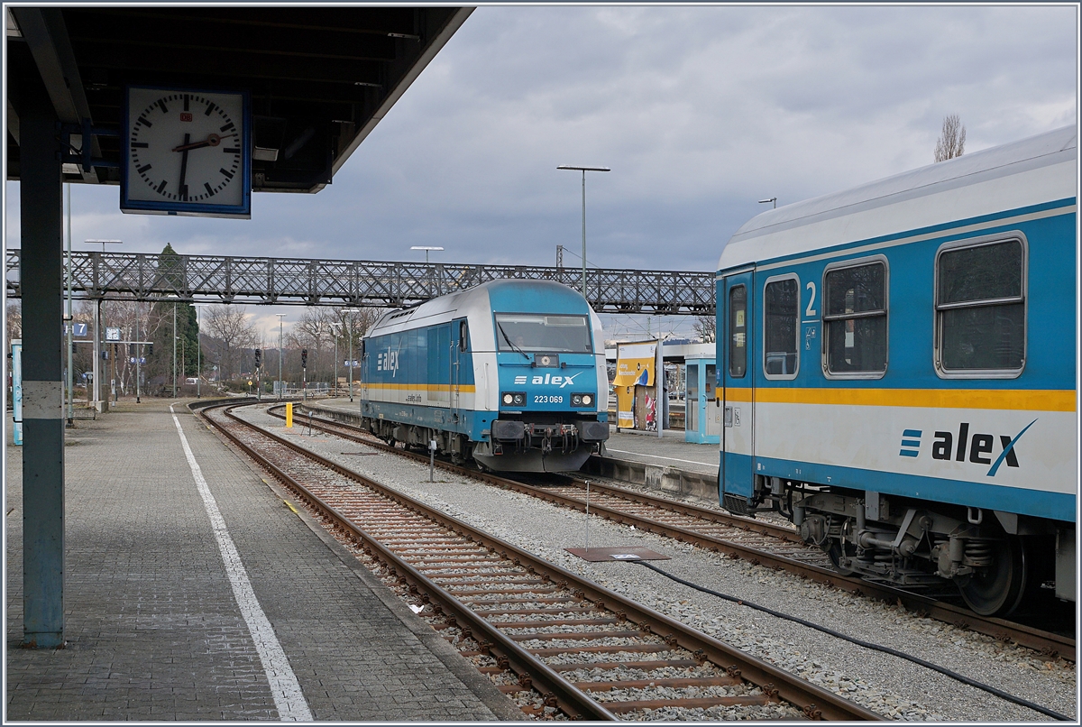 Die 223 069 übernimmt in Lindau ihren  Alex  für die Rückfahrt nach München.  
16. März 2018