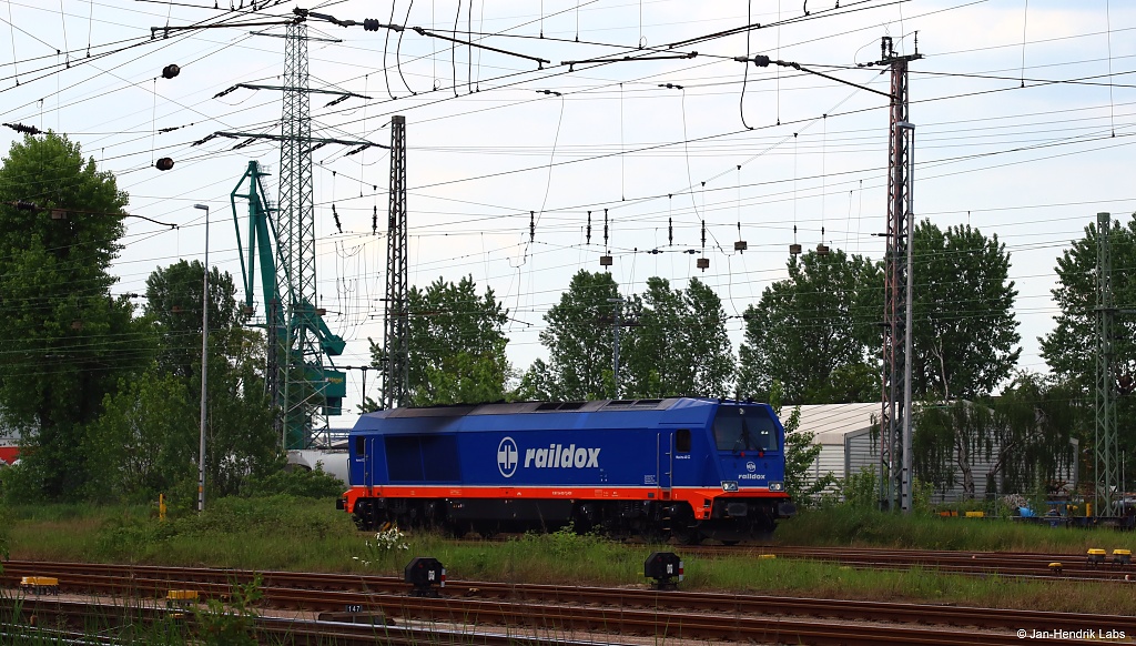 Die 264 002-7 von Raildox rangierte am 22.05.17 im Rbf. Hohe Schaar.
