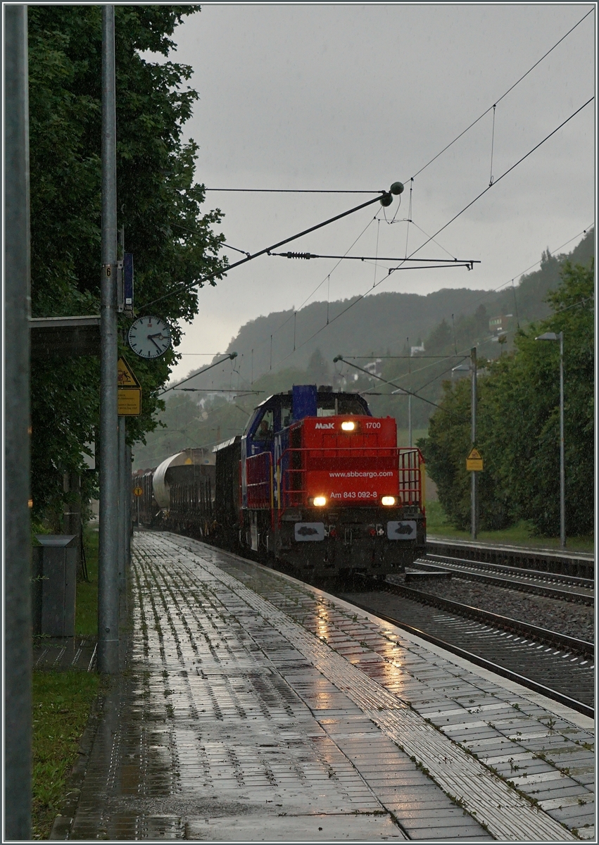 Die AM 843 092-8 auf dem Weg nach Singen erreicht Bietingen.
17. Juni 2016W