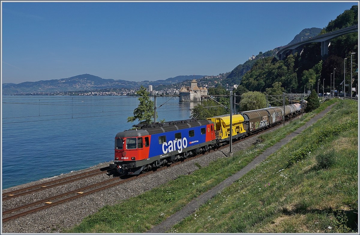 Die am 9.7.18 aus der Revision entlassene Re 620 083-6  Amsteg-Silenen  (UIC 91 85 4 620 083-6cCH-SBBC) mit einem Güterzug Richtung Wallis beim Château de Chillon. 
27. Juli 2018