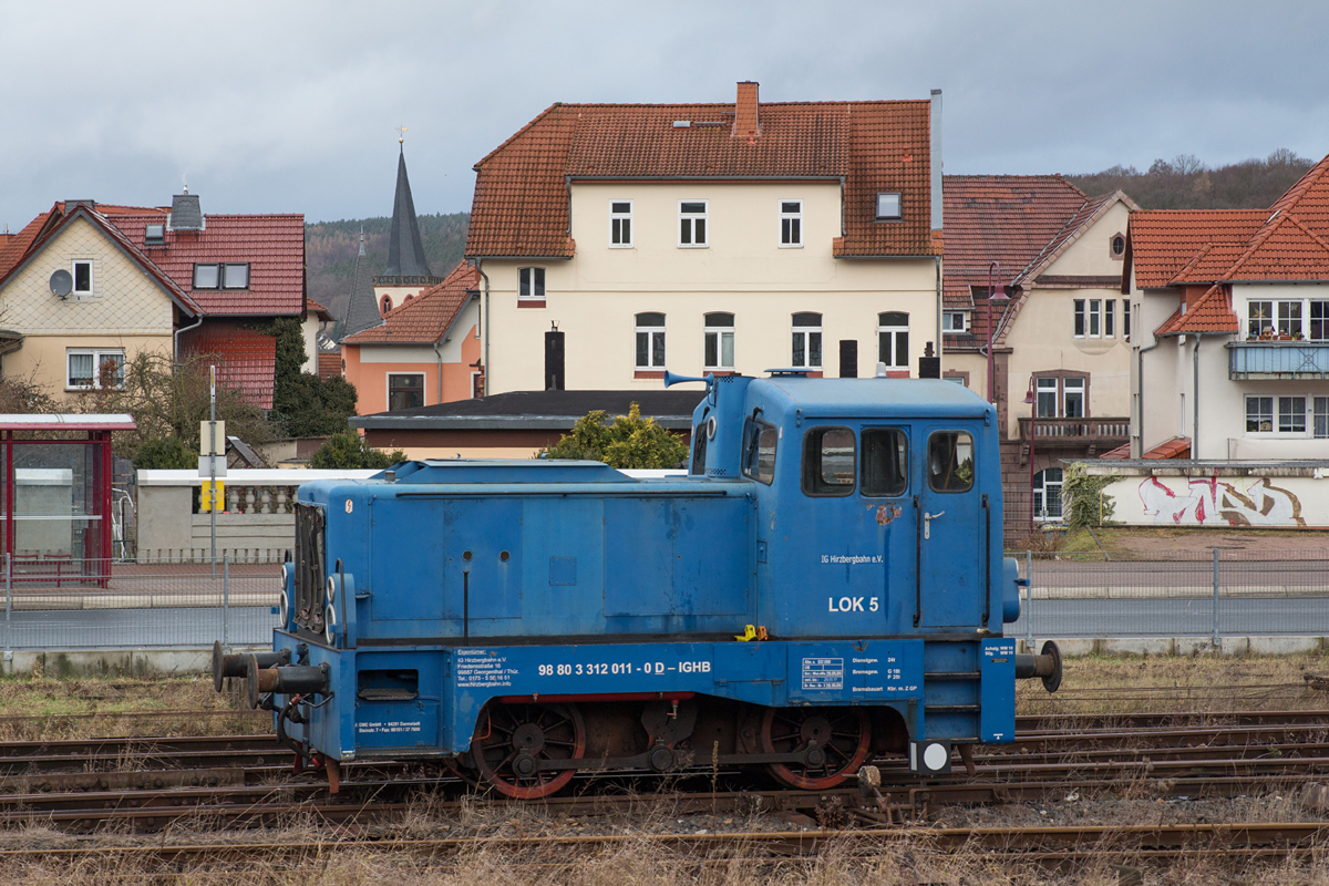 Die in Betrieb befindliche Lok 5 (312 011-0) der IG Hirzbergbahn e.V. war am 24.12.16 im stillgelegten Bahnhof Vacha abgestellt.