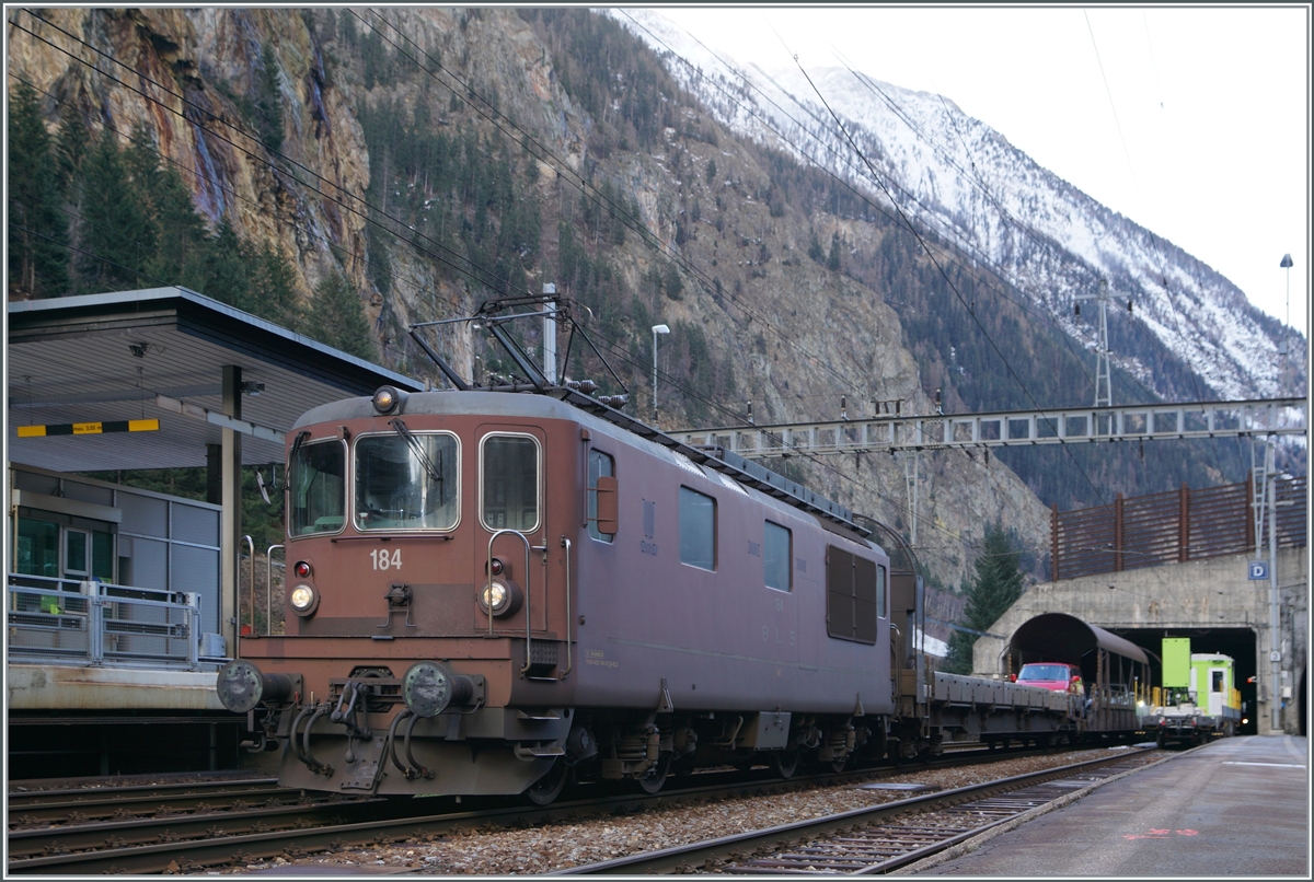 Die BLS Re 4/4 184 wartet mit ihrem Tunnel-Auto Zug AT1 in Goppenstein auf die Abfahrt nach Kandersteg.

3. Jan. 2024