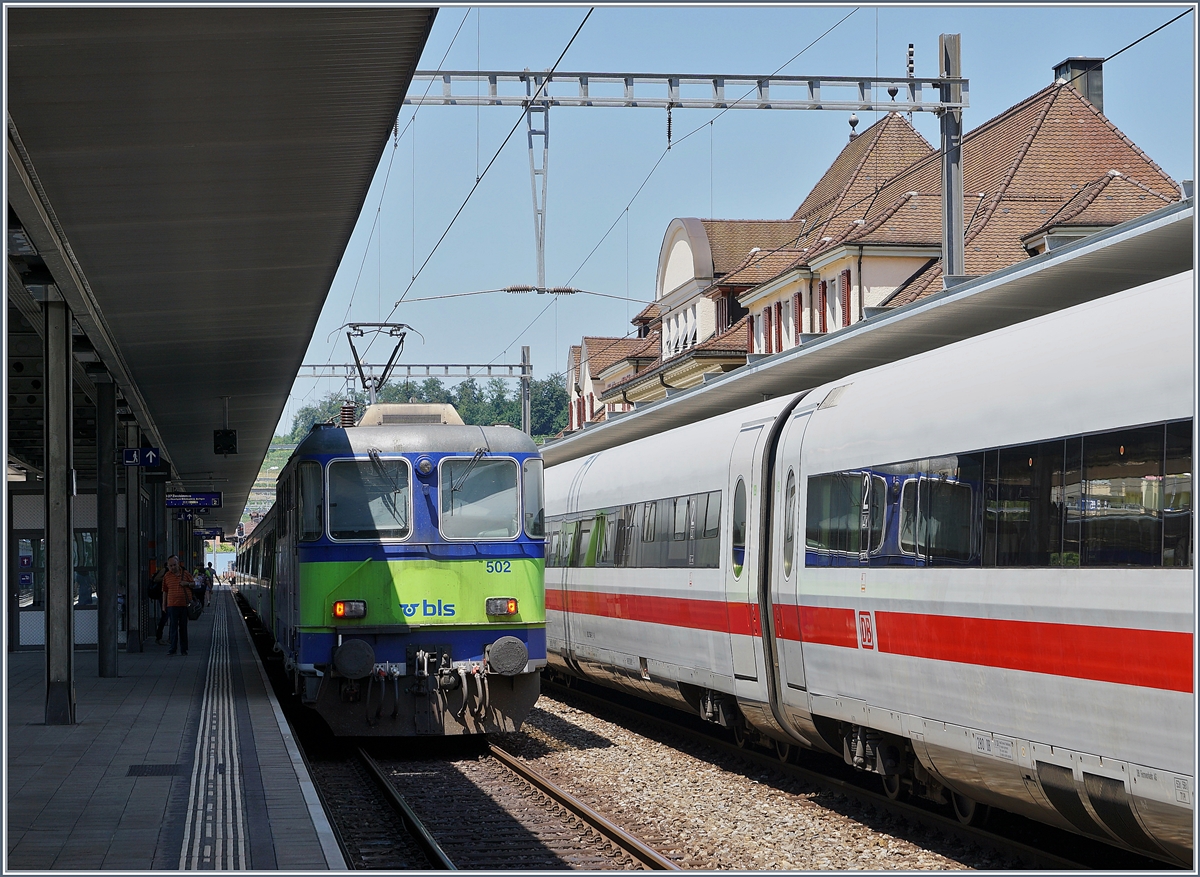 Die BLS Re 4/4 II 502 mit ihrem RE von Interlaken Ost nach Zweisimmen beim Halt in Spiez.
30. Juni 2018