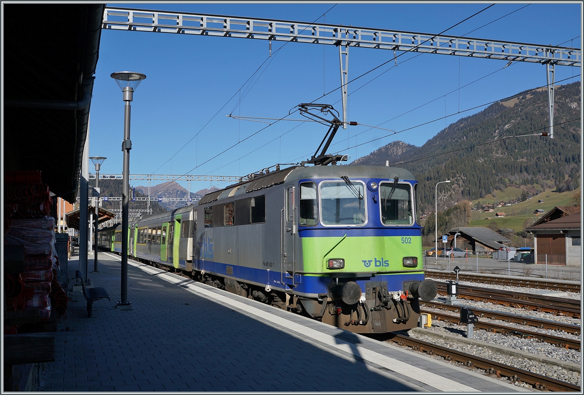 Die BLS RE 4/4 II 502 wartet in Zweisimmen mit ihrem EW III RE auf die Rückfahrt nach Interlaken Ost. 

25. Nov. 2020