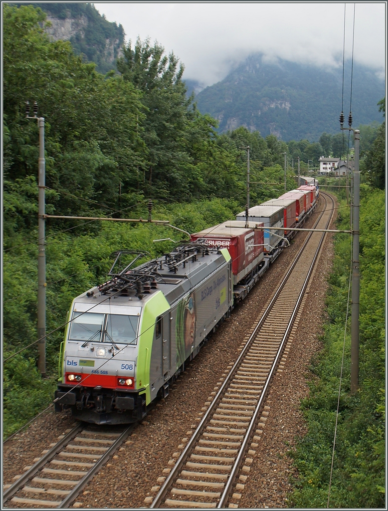 Die BLS Re 486 105 mit einem Güterzuug kurz nach Varzo. 
2. Juli 2014