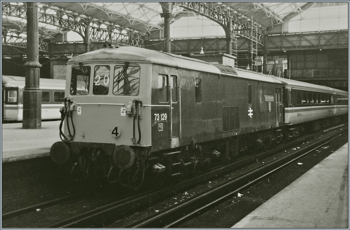 Die Britsh Rail 73 129 wartet mit dem Gatwick Express in London Victoria auf die Abfahrt.
Analogbild vom 18. Juni 1984