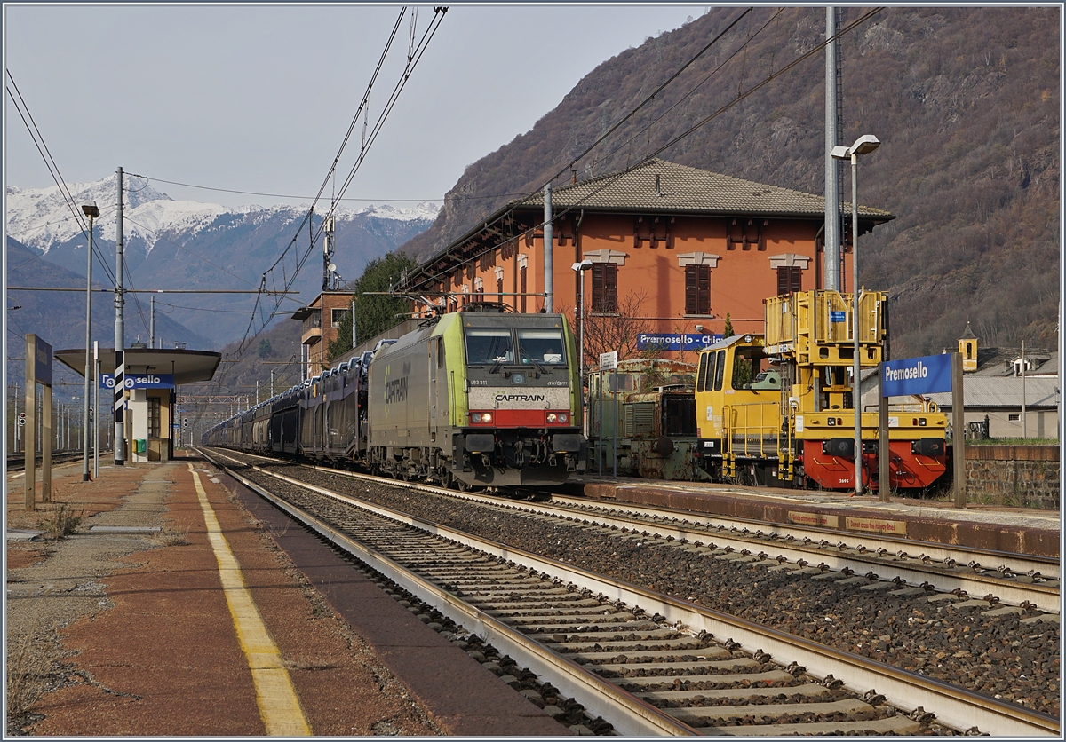 Die Captrain E 483 311 fährt mit einem langen Neuwagen-Ganz Zug durch den Bahnhof Premosello Chiavenda Richtung Süden.
29. Nov. 2018