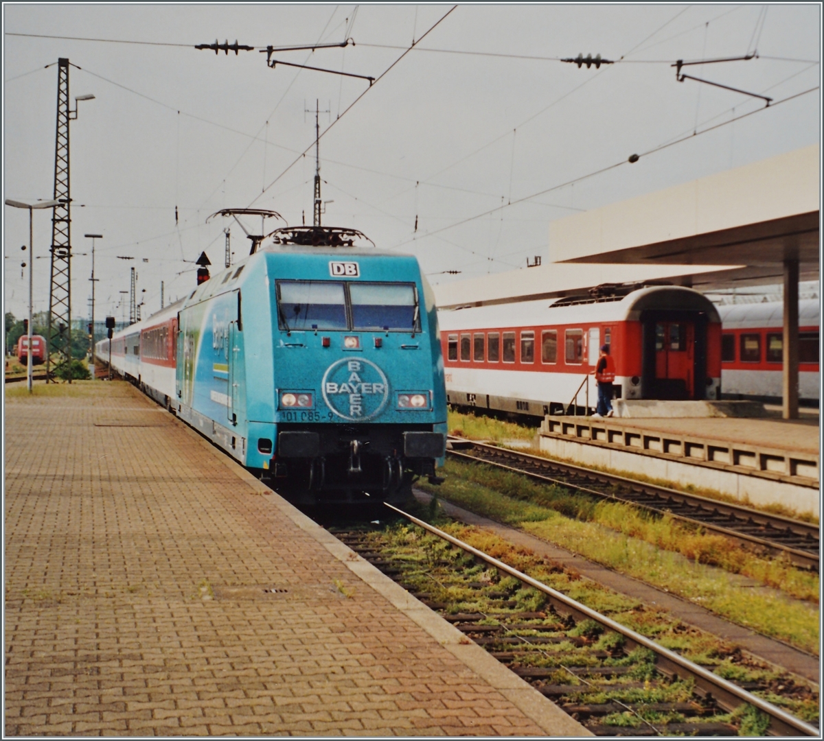 Die DB 101 085-9 erreicht mit dem EC  Lötschberg  Hamburg - Köln - Basel Brig den Bahnhof Basel Bad. Bf. 

Analogbild vom Mai 2001