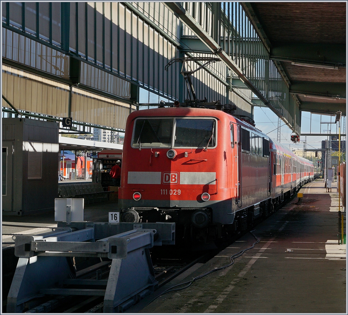 Die DB 111 129 wartet mit einem n-Wagenzug in Stuttgart Hbf auf die Abfahrt.
5. Okt. 2017 