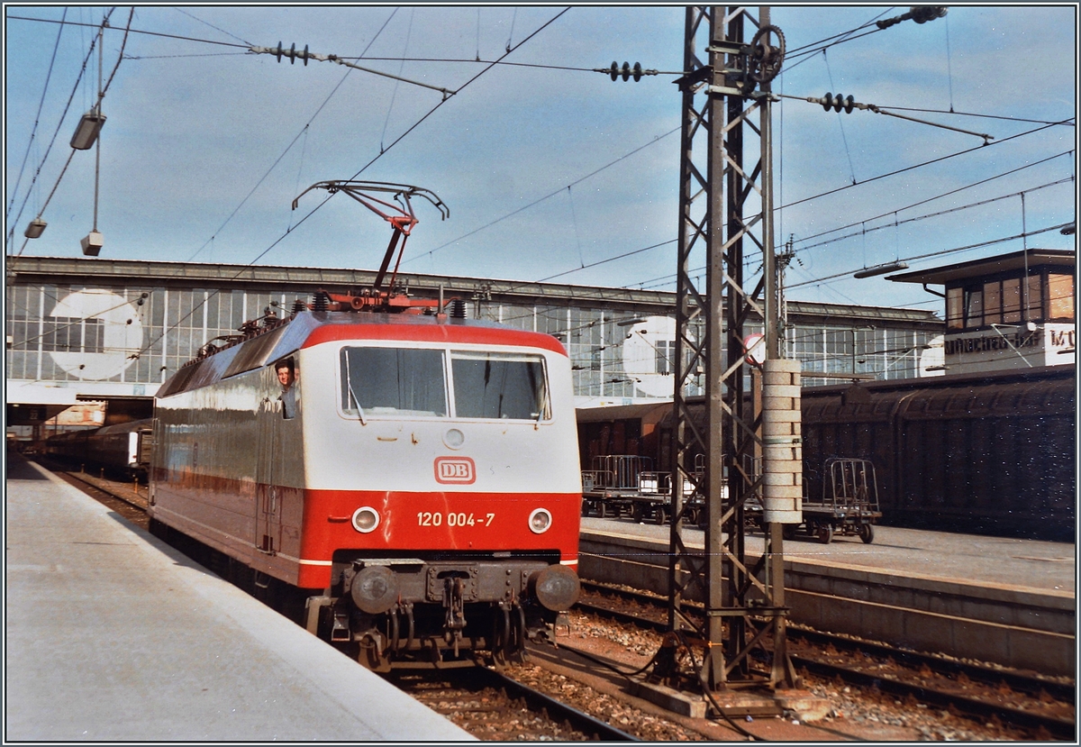 Die DB 120 004-7 in München Hbf. 
Analogbild vom 18. Mai 1984