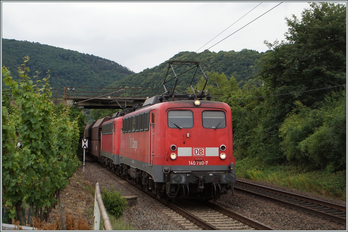 Die DB 140 790-7 und eine Schwesterlok ziehen bei Winningen einen Güterzug Mosel aufwärts.
20. Juni 2014