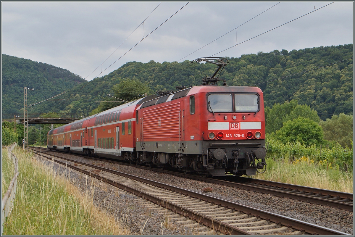 Die DB 143 925-6 mit eine RE von Saarbrücken nach Koblenz kurz vor Winningen. 
20. Juni 2014