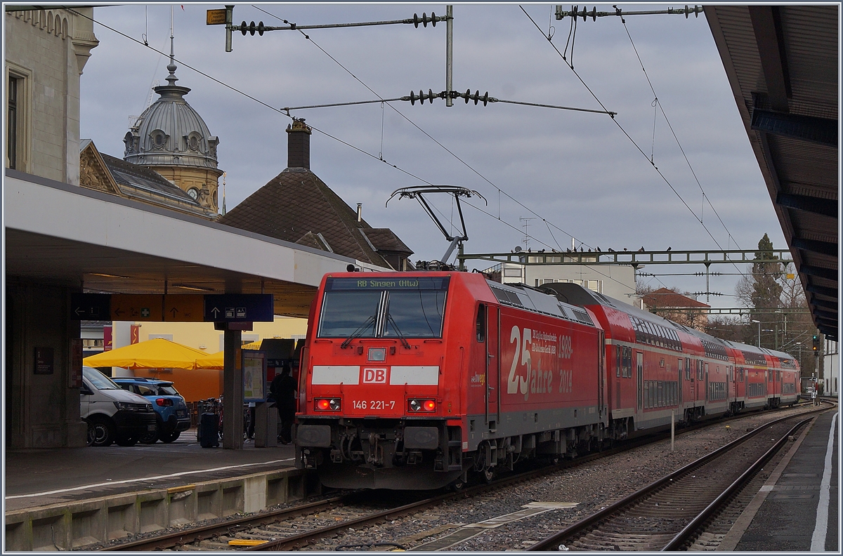 Die DB 146 221-7 mit ihrem RE verlässt Konstanz mit dem Ziel Singen (wohl infolge Bauarbeiten auf der Schwarzwaldbahn).

10. Dez. 2019