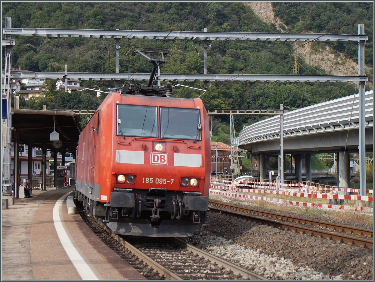 Die DB 185 095-7, mit einem Güterzug in Melide, wird in Kürze ihr Ziel Chiasso erreicht haben.
24. Sept. 2014