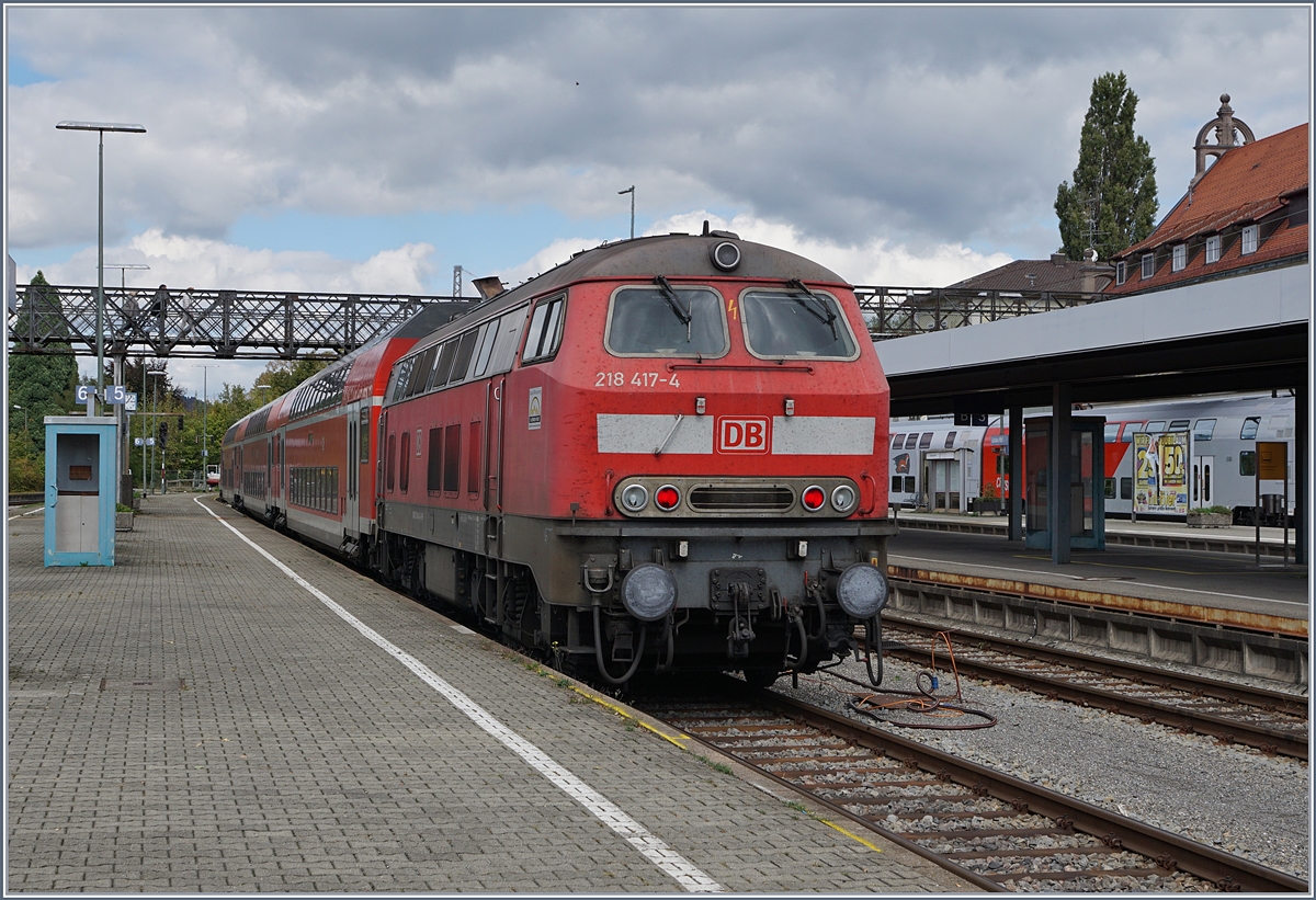 Die DB V 218 417-4 verlässt mit einem IRE Lindau Hbf Richtung Laupheim West (-SEV-ULM).
24. Sept. 2018