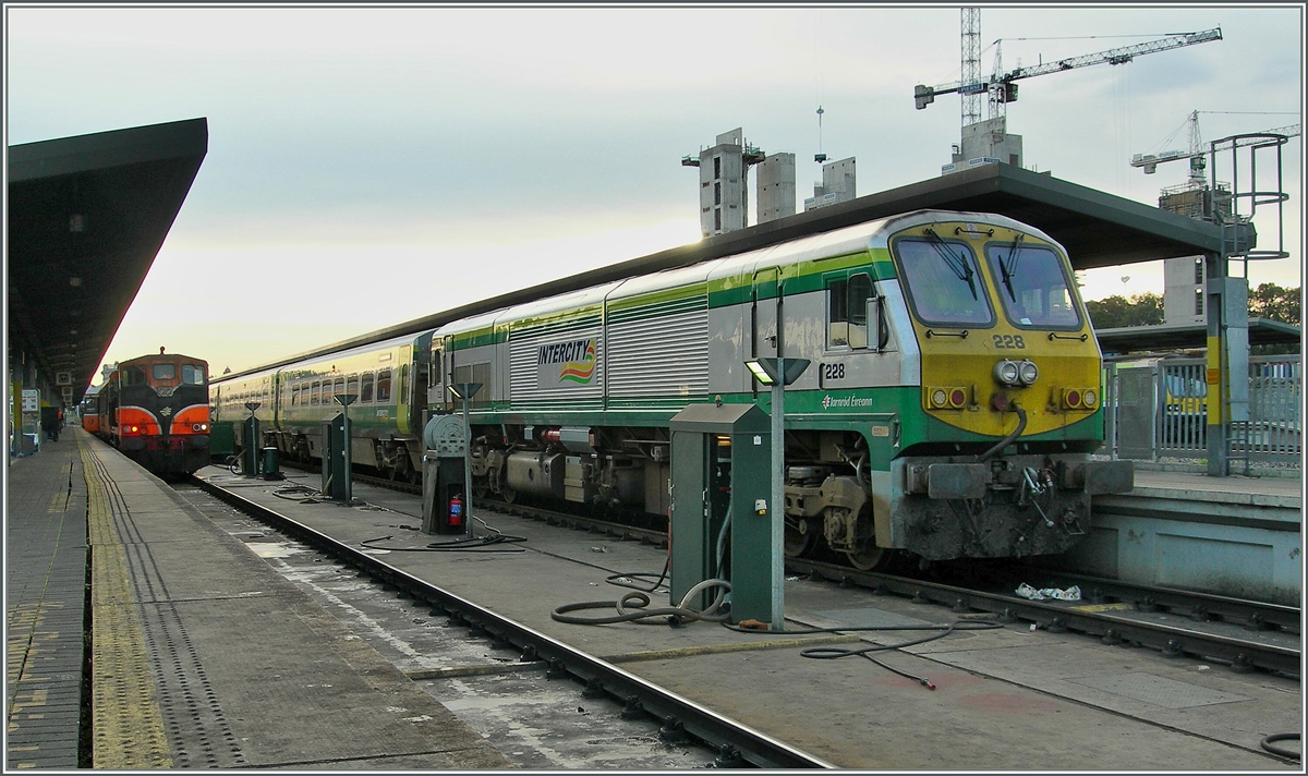 Die Diesellok 228 in den neuen, freudlichen IC Farben.
Dublin, den 4. Okt. 2006