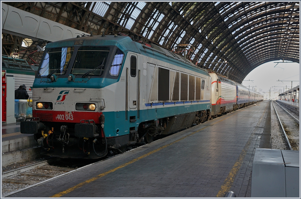 Die FS 402A 043 und eine 402B sind mit einem NightJet in Milano Centrale eingetroffen.
16. Nov. 2017 