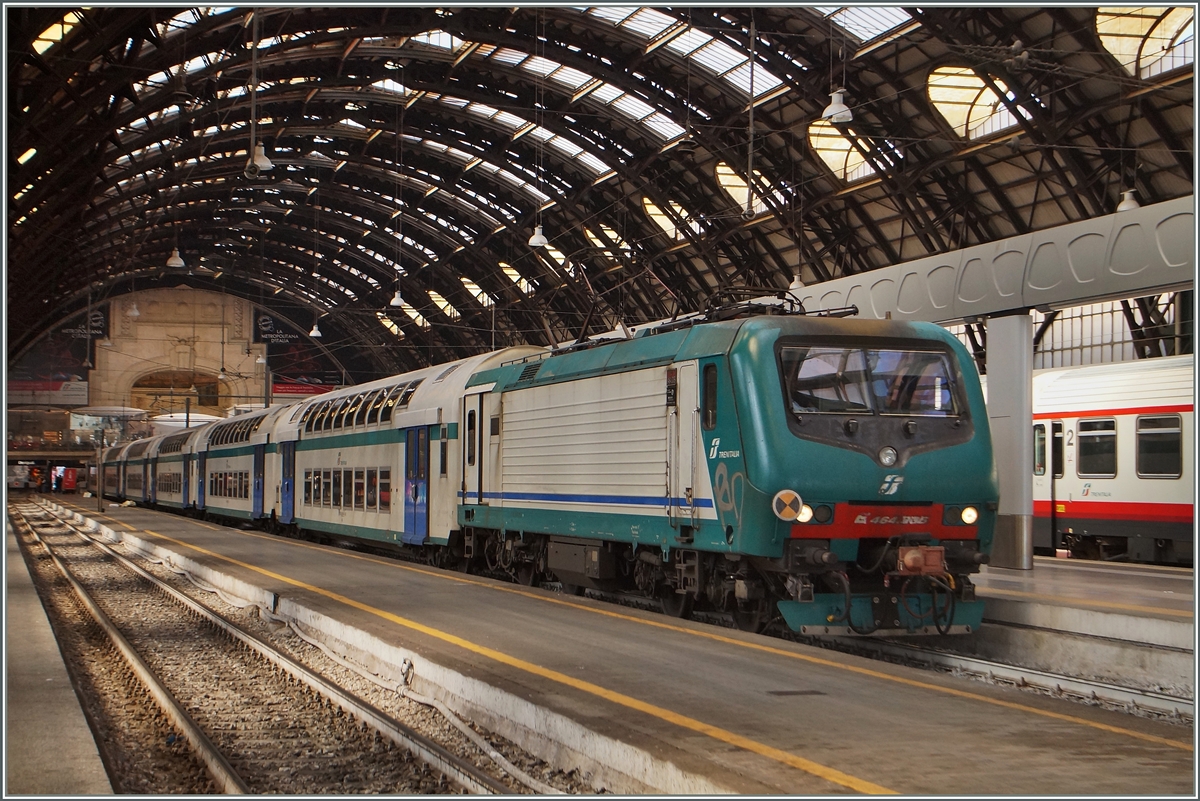 Die FS 464 mit einem Doppelstockzug in Milano. 
5. Mai 2014