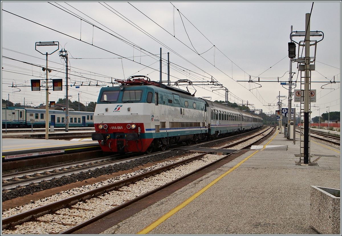 Die FS  E 444 064 erreicht mit einem IC nach Bologna Rimini.
19.Sept. 2014