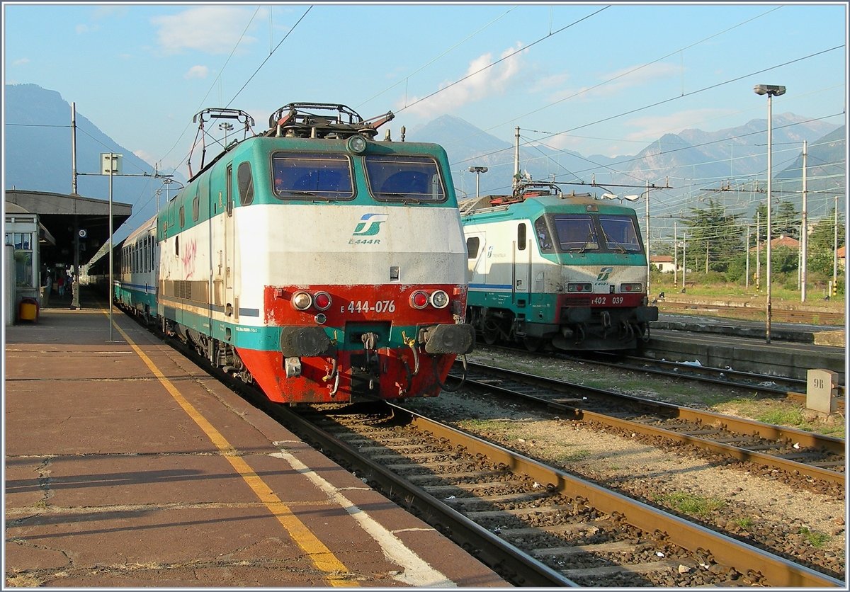 Die FS E 444-076 mit einem EC nach Milano kurz vor der Abfahrt in Domodossola.
10. Sept. 2007