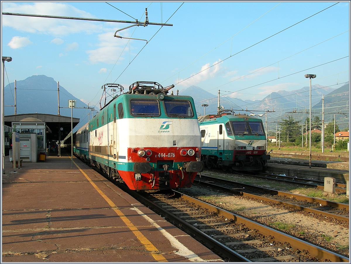 Die FS E 444.076 wartet mit einem EC nach Milano in Domodossola auf  die Abfahrt.
10. Sept. 2007