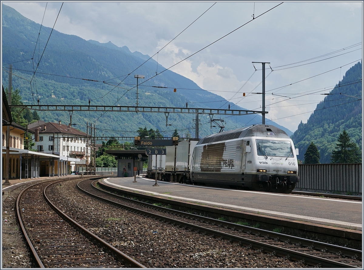 Die für railcare fahrende BLS Re 465 016 fährt in Faido durch.
21. Juli 2016
