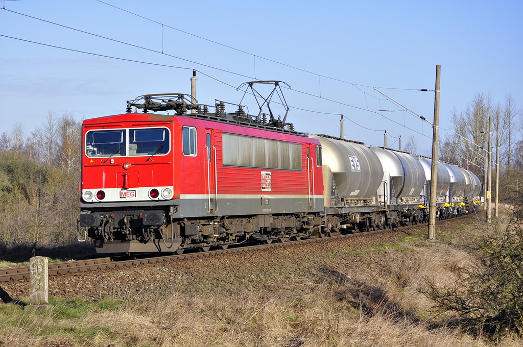 Die MEG 702 rollt am 27.02.2015 mit einem Zementzug nach Rüdersdorf durch Alt-Bartelsdorf.