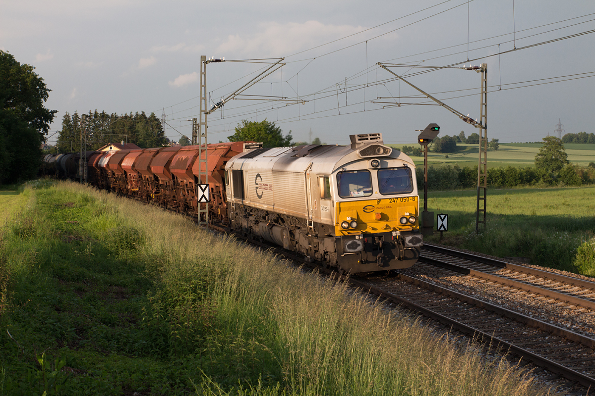 Die mit Betriebsspuren versehene 247 050-8 wurde am Abend des 09.06.16 am Rand von Markt Schwaben mit ihrem relativ kurzen Güterzug (nicht ersichtlich) fotografiert.