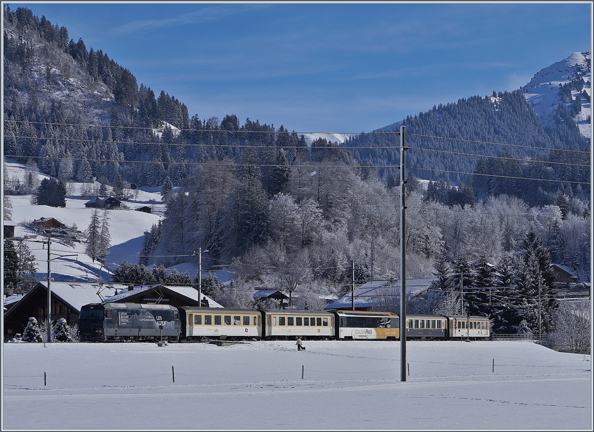 Die MOB Ge 4/4 8003 mit einem durch Wagenumbauten bunten  MOB-Belle-Epoque  Zug bei Gstaad.
2. Feb. 2018