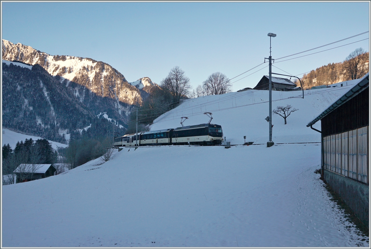 Die MOB Ge 8001 erreicht mit ihrem GoldenPass Panoramic PE 2212 von Montreux nach Zweisimmen Rossinière.

11. Jan. 2021