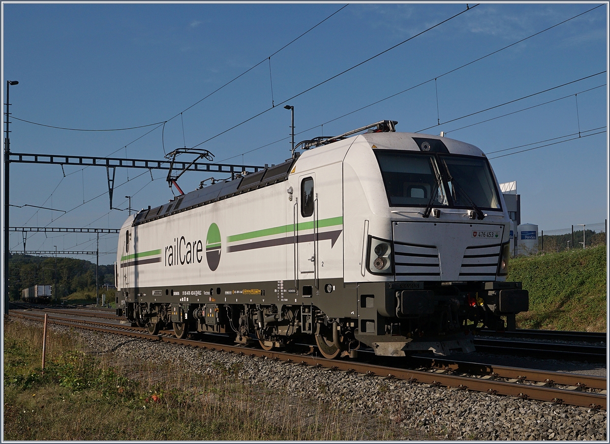 Die Rail Care Rem 476 453-6 VAUD (UIC 91 85 4476 43-6 CH-RLC) rangiert in Vufflesn la Ville von ihrem nagekommen Zug zum abgehenden. Dies dauert einige Minuten, da der Lokführer die Hand-Weichen im Nördlichen Teil des Bahnhofs selber stellen muss.
 
29. August 2018