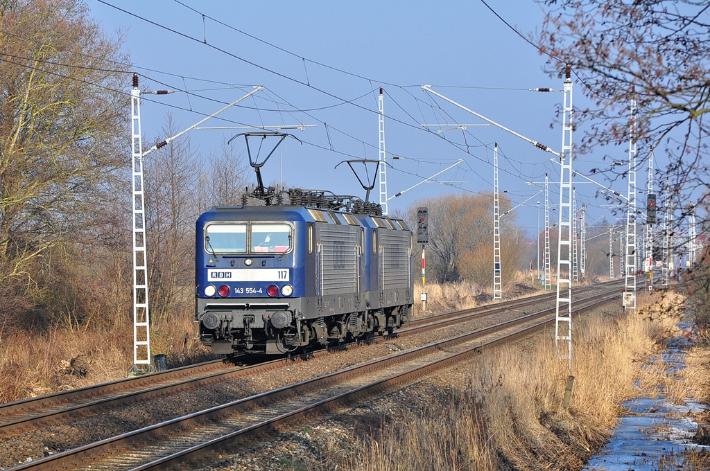 Die RBH-Loks 143 554 und 143 041 sind vor kurzem in Rostock-Seehafen gestartet.Hier rollen sie 05.02.2014 durch Sildemow in Richtung Schwerin.