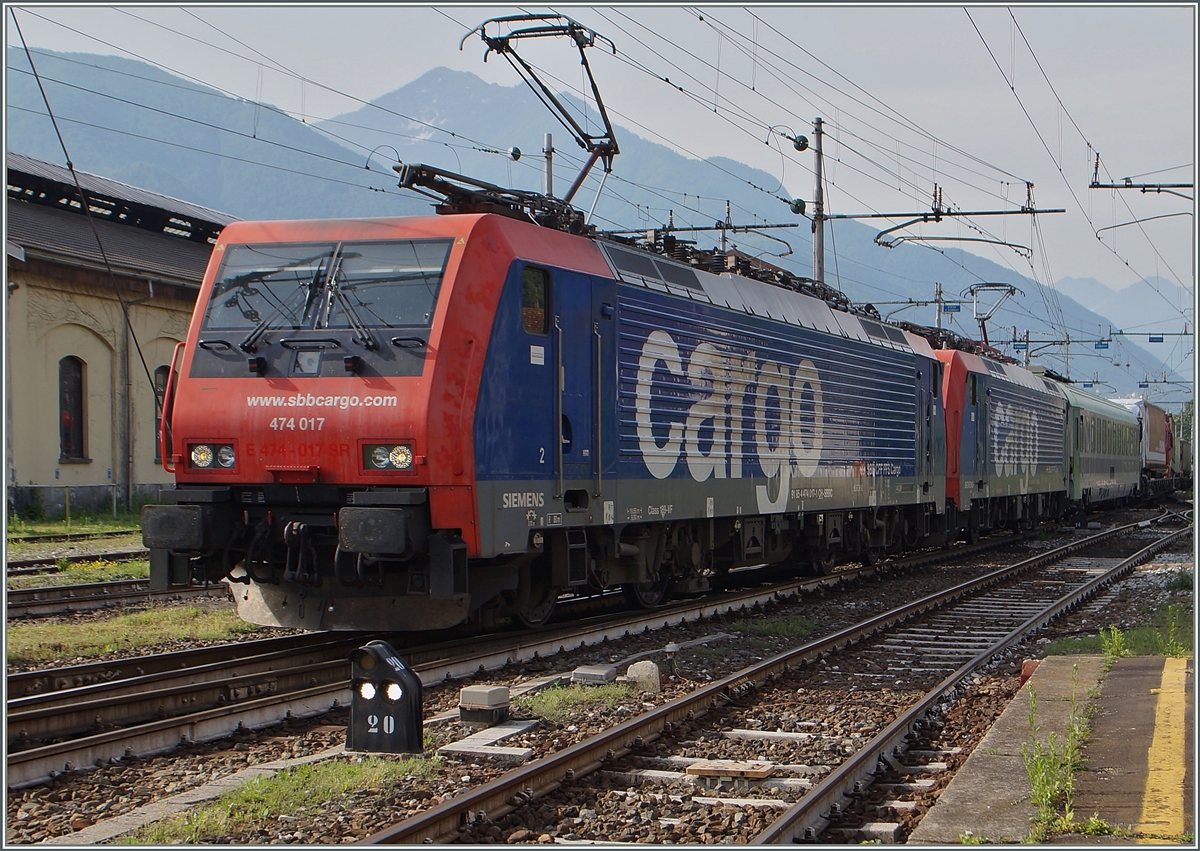 Die Re 474 017 und 003 treffen mit einer RoLa von Novara nach Freiburg in Domodossola ein.
13. Mai 2015
