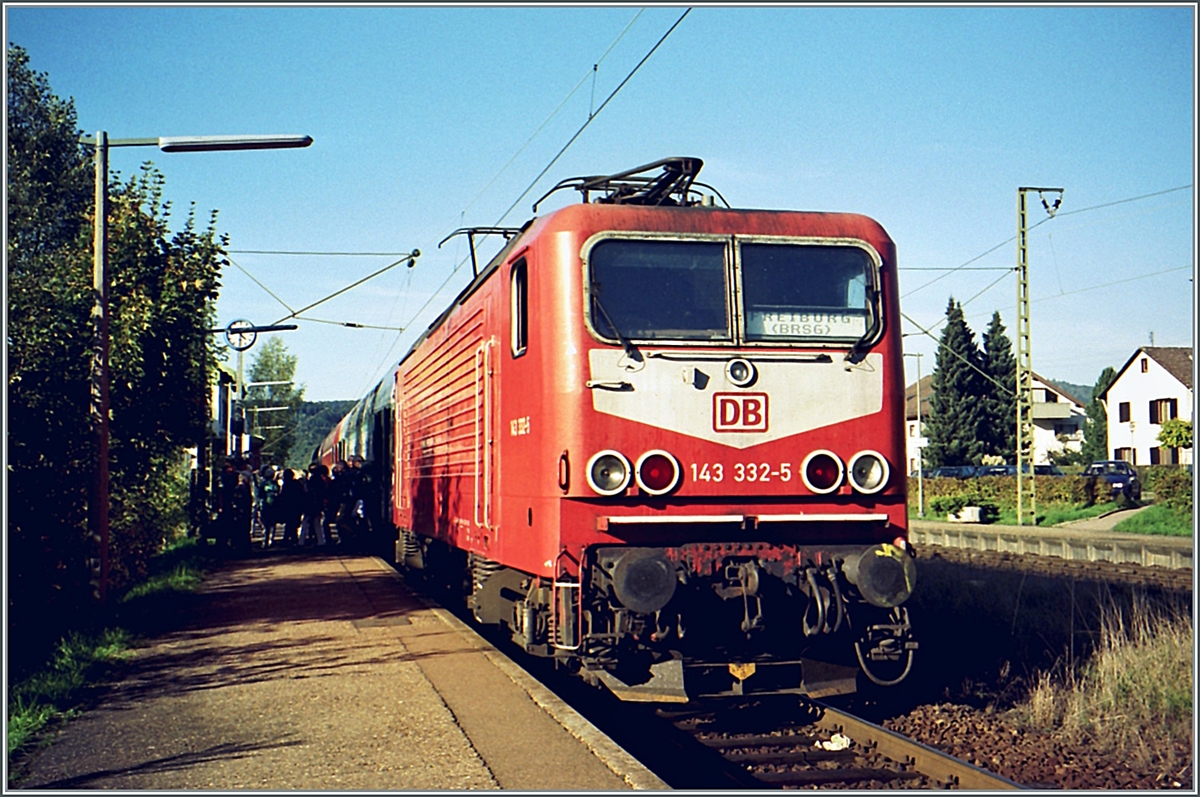 Die Reise mit dem  Kleber -Express von München nach Freiburg i.B. endete leider kurz vor dem Zeil; SEV infolge Bauarbeiten; das letzte kurze Stück bis Freiburg wurde dann in dem hier in Himmelreich ankommenden und hier wendenden Zug mit der DB 143 332-5 zurückgelegt.

Analogbild vom 11. Oktober 2001 
