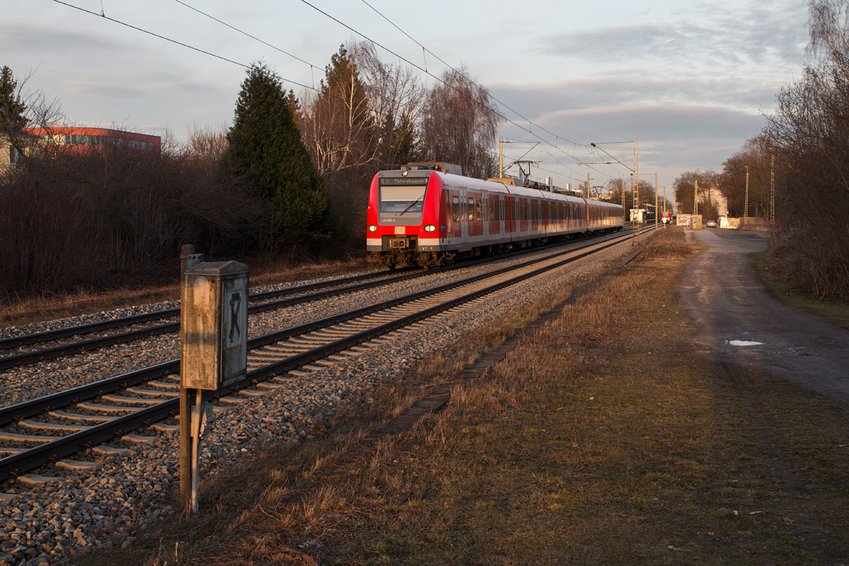 Die S2 nach Petershausen inform von 423 860-6 wurde am Abend des 22.02.17 in Poing fotografiert.