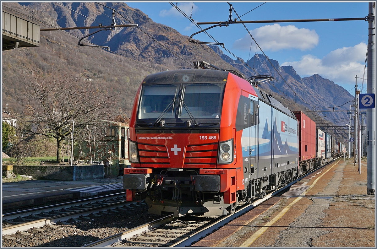 Die SBB Cargo International Re 193 496  Simplon  fährt mit einem langen Güterzug durch den Bahnhof von Premosello Chiavanda Richtung Norden.

4. Dez. 2018