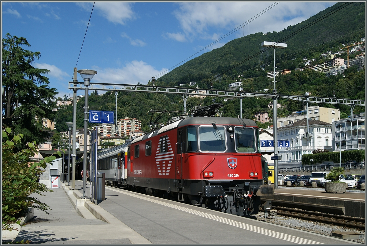 Die SBB Re 420 220  LION  wartet mit ihrem IR in Locarno auf die Abfahrt Richtung Norden.
21. Juni 2015