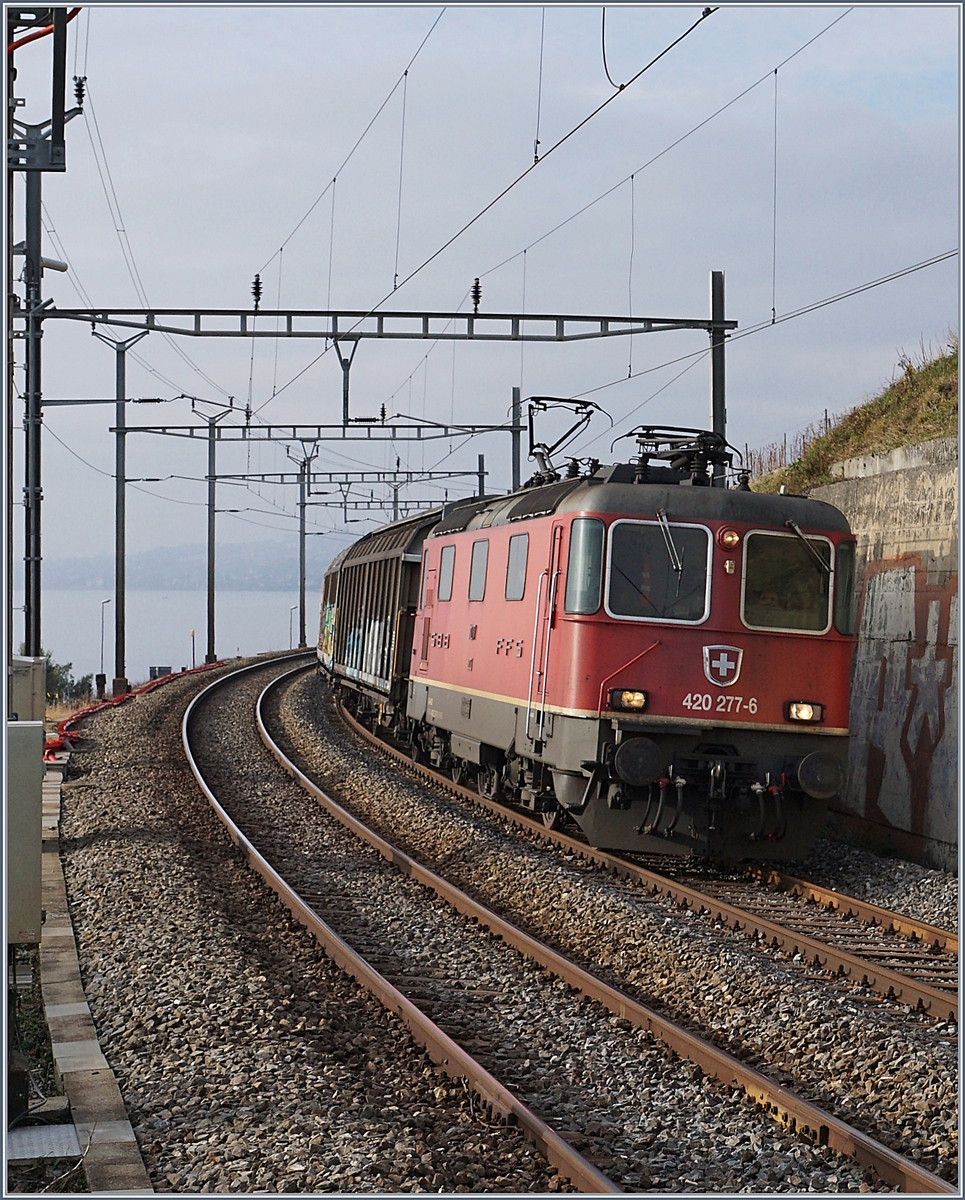 Die SBB Re 420 277-6 mit einem Güterzug bei Cully.
Ende Jan. 2018